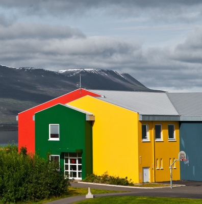 buntes Haus am Fjord - Iceland